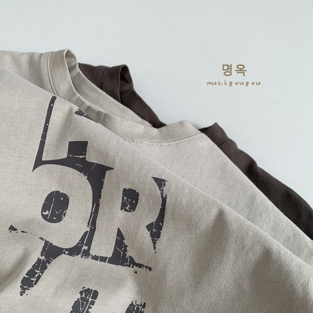 ꒰80-130cm꒱夏日刷舊字母奶茶TEE