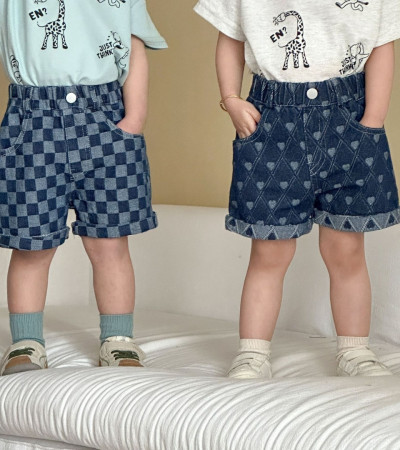 ꒰80-150cm꒱百搭愛心格紋牛仔短褲